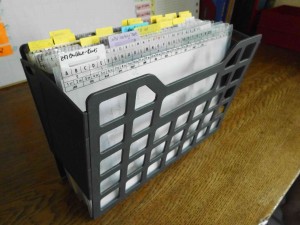 Optimale Arbeitsorganisation: Stehordner mit beschrifteten Plastikmappen
